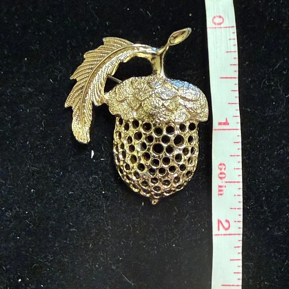 Vintage‎ Sarah Coventry Gold Tone Acorn Leaf Brooch Textured Openwork Fall Pin
